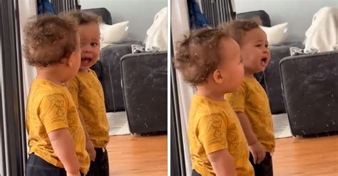 dojenček gleda v ogledalo