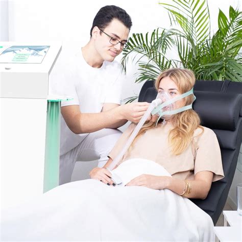 Ženska med akupunkturno terapijo, ki se osredotoča na sprostitev.