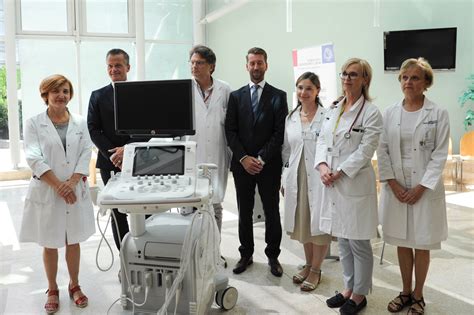 ultrazvočni aparat med pregledom nosečnice