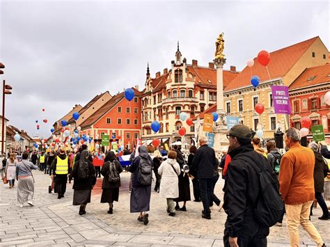 Ljudje z transparenti na pohodu za življenje