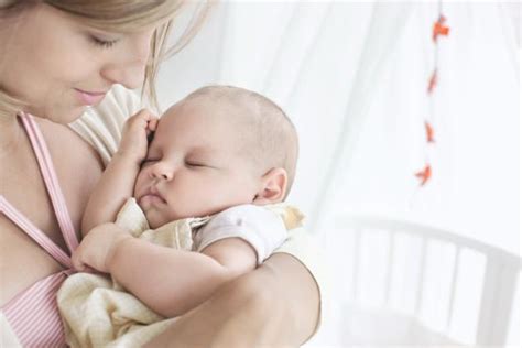 Nove mamice, ki skrbijo za dojenčka