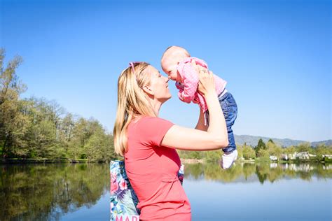 Mamica doji dvojčka na blazini