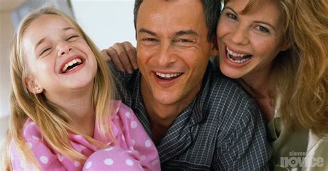 Ilustracija srečne družine z novorojenčkom