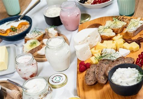 Ženska, ki uživa mlečne izdelke