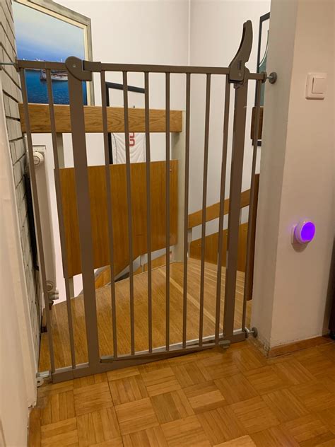 Otrok prijemlje za ograjo na stopnicah