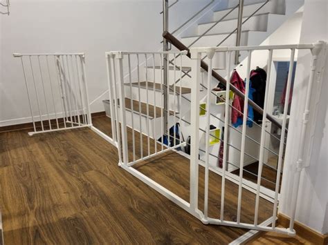 Otroška varnostna ograja na vrhu stopnic