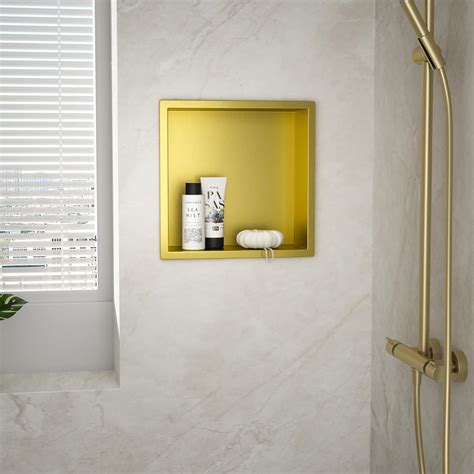 Prikaz ženskih nog z vidnim otekanjem