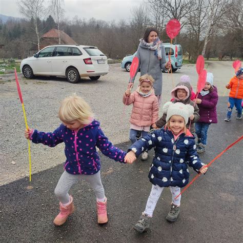 Ilustracija dojenčka z rdečimi lički in povečanim slinjenjem, ki grize igračko