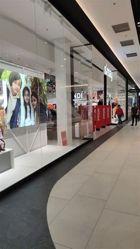 Sinsay trgovina notranjost z oblačili za nosečnice