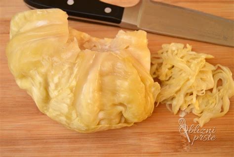 Nosečnica uživa solato iz kislega zelja