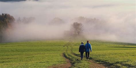 Ženska ki hodi na sprehod v naravi