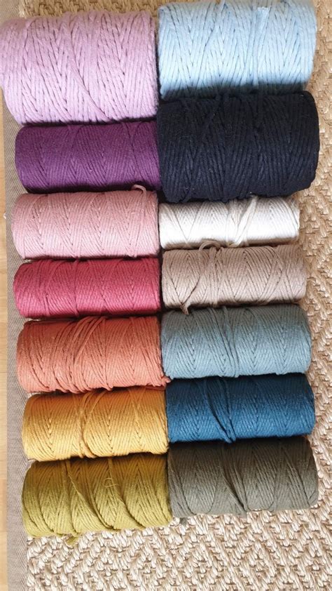 Različne barve preje za pletenje