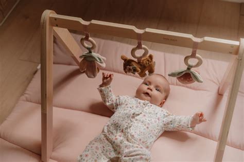 Dojenček na igralni podlogi z igračami