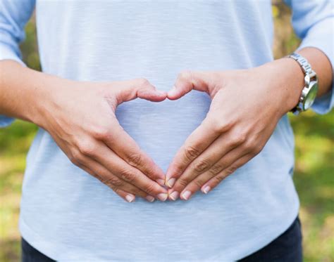 Simbolična slika ženske, ki drži roko na trebuhu v zgodnji nosečnosti