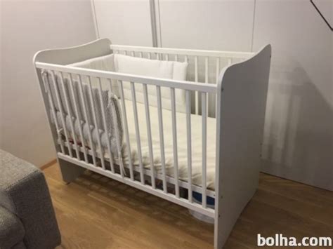 Otroška posteljica z osnovno opremo