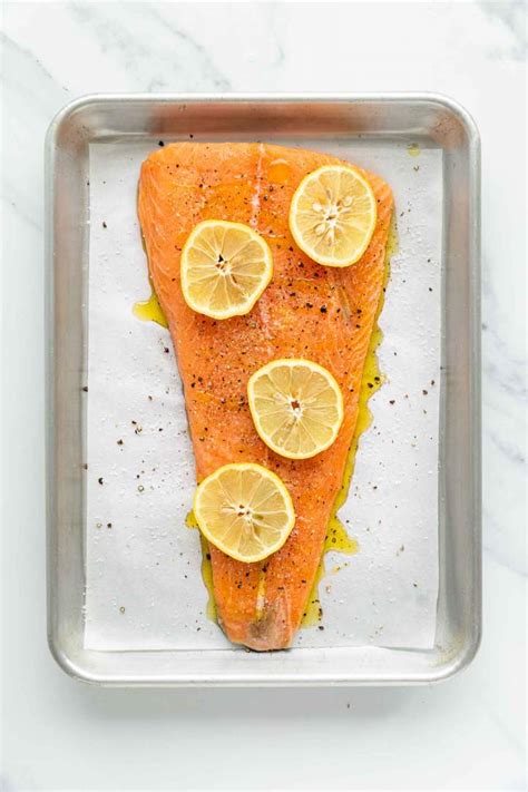 Natančno pripravljen file lososa na pekaču z limono