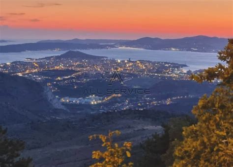 Panoramski pogled na Lofotske otoke s slikovitimi gorami in morjem