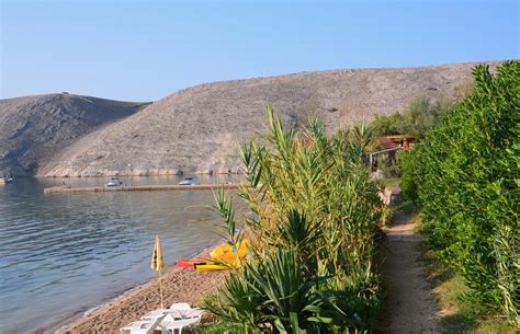 Peščena plaža Uttakleiv s skalnatimi formacijami