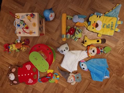 Ilustracija dojenčka z rdečimi dlesnimi in igrače za grizenje