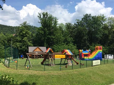 Pripravljen piknik prostor za otroško zabavo