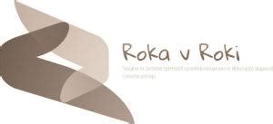 Majhna otroška roka v roki odraslega