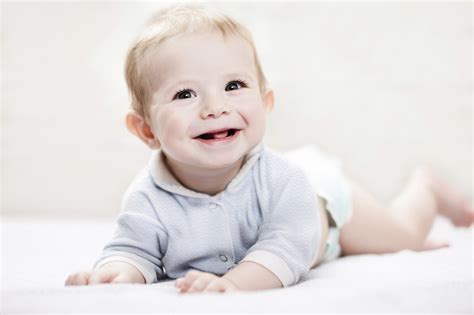 nasmejan dojenček z izraščajocimi zobki