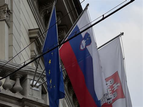 Občinska zgradba z zastavo