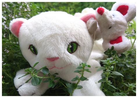 Dvojčka držita drug drugega za roke