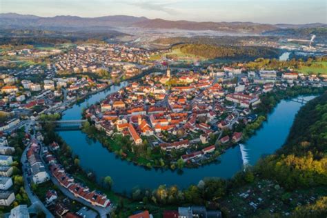 Pogled na Novo mesto z reke Krke