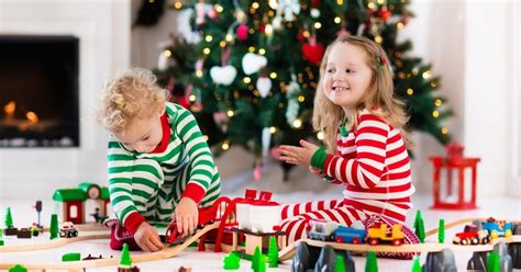 Otroka si delita igračo