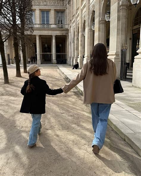 Starš objema otroka, ki je potrt