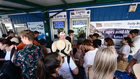 Diagram prikazuje nevralno cev in potencialne okvare zaradi pomanjkanja folatov.