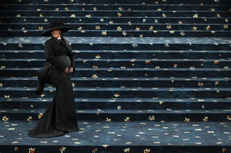 nosečnica v oprijeti majici, ki ponosno kaže svoj trebušček