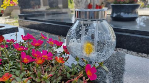 Minimalistični nagrobni aranžma z elektronsko svečo