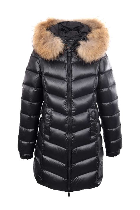 Ženska v topli zimski nosečniški jakni