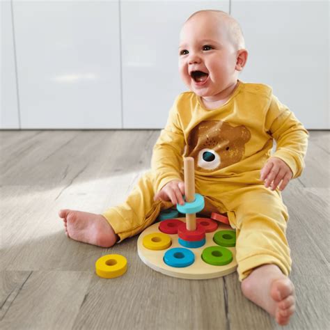 Ilustracija matere, ki doji otroka, starega približno eno leto