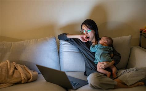 Mama spi v naročju z dojenčkom