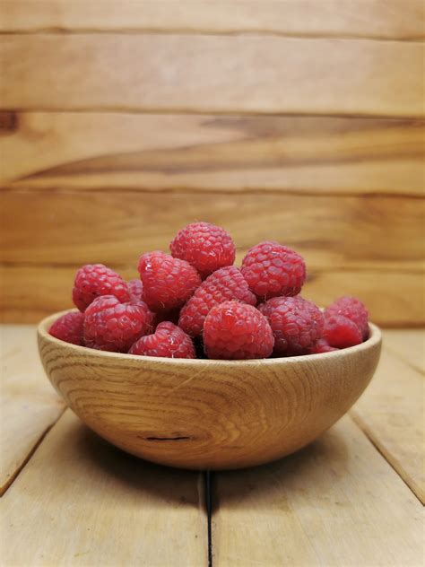 Ilustracija listov maline s poudarjenimi hranilnimi snovmi