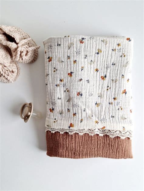 Rožnata odejica z dojenčkom