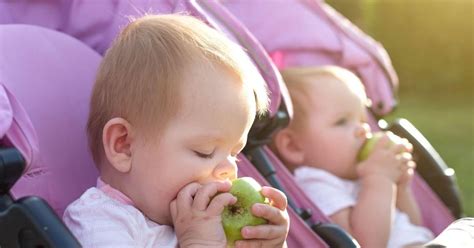 Ilustracija dvojčkov, ki si delijo organe