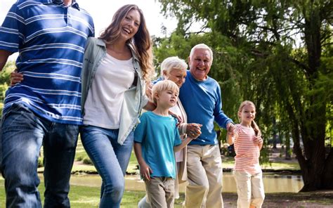 Družina na sprehodu v parku