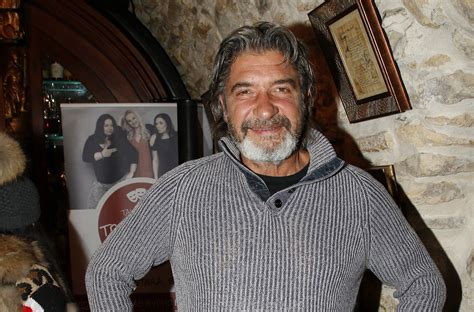 Babica kopajoča dojenčka