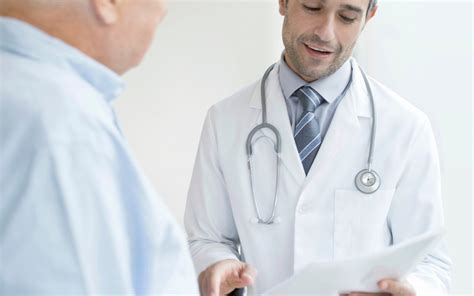 Zdravnik se pogovarja z nosečnico