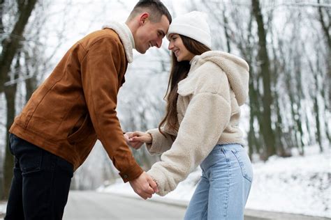 Simbolična slika para, ki se drži za roke, z otrokom v ozadju