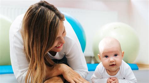 Dojenček na trebuhu, oprt na komolce