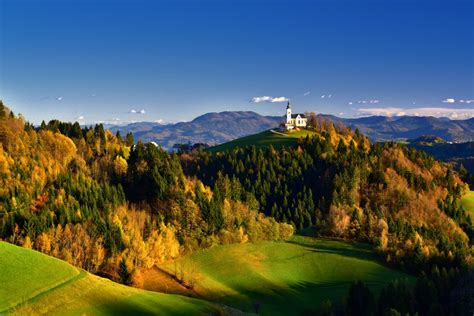 Slovenska pokrajina z avtomobilom