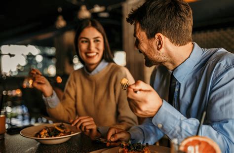 Infografika prikazuje živila, ki pomagajo pri zaprtju, in tista, ki ga lahko poslabšajo