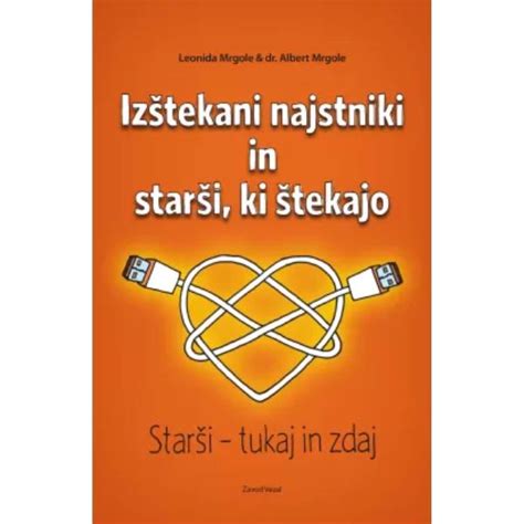 starši, ki opazujejo dojenčka