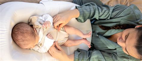 dojenček na rami med podiranjem kupčka