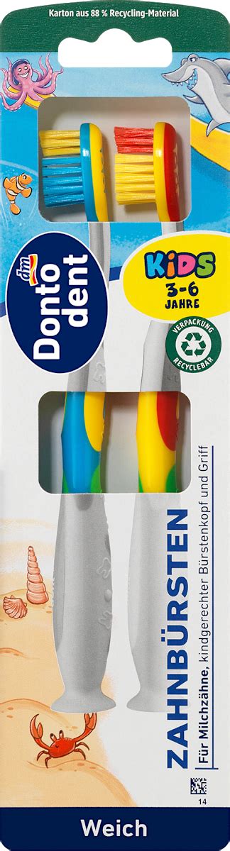 dojenček si ščetka zobe